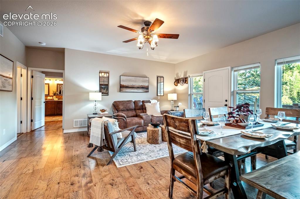 Image 13 of 50: Dining Area