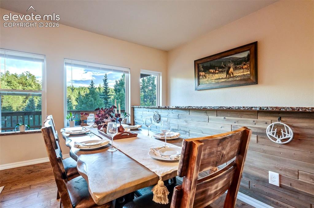 Image 15 of 50: Dining Area