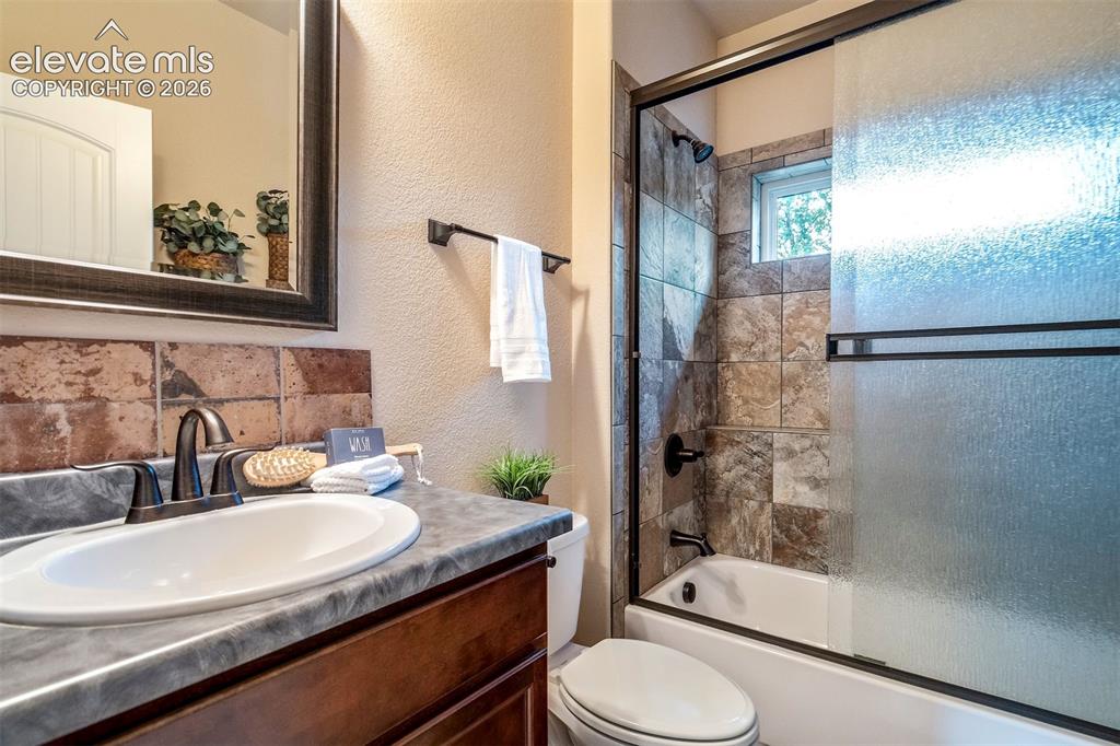 Image 16 of 50: Bathroom
