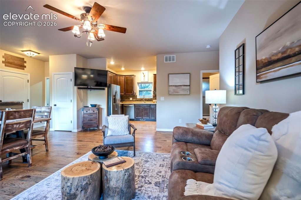 Image 8 of 50: Living Room