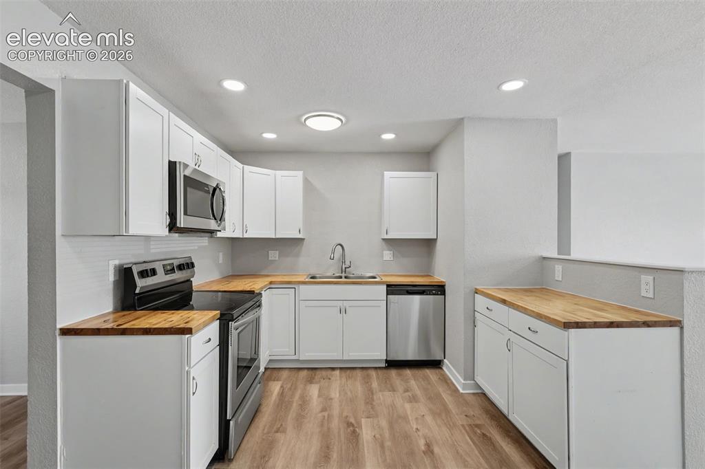 Image 6 of 31: Family Room
