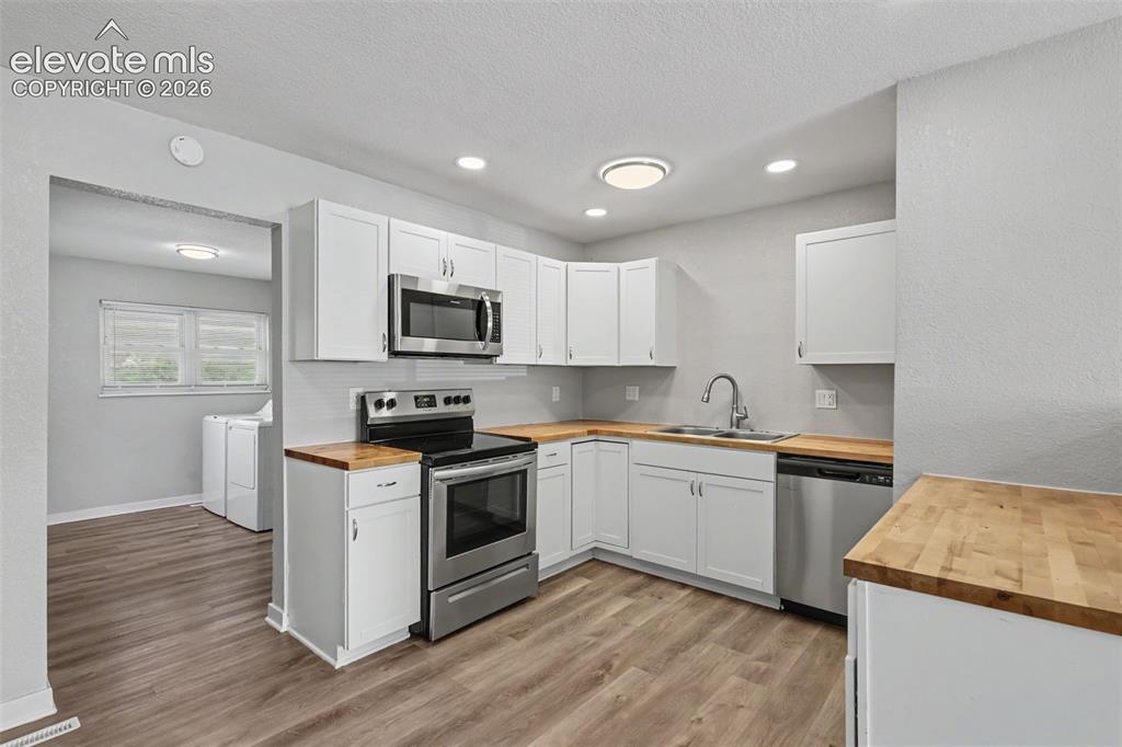 Image 8 of 31: Kitchen
