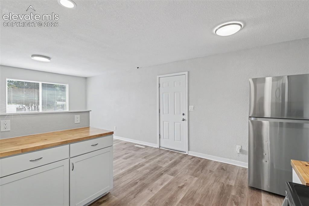 Image 9 of 31: Kitchen