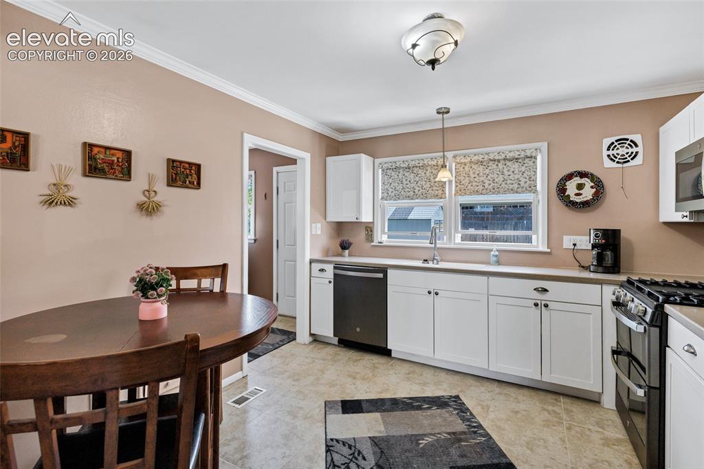 Image 7 of 29: Kitchen