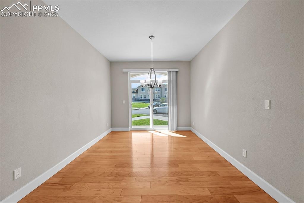 Image 16 of 45: Dining Area