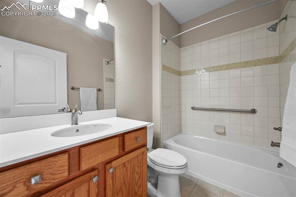 Image 21 of 45: Bathroom