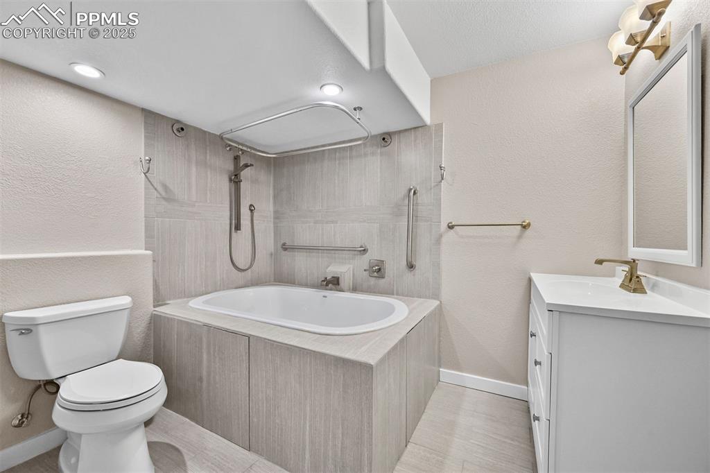 Image 30 of 45: Bathroom