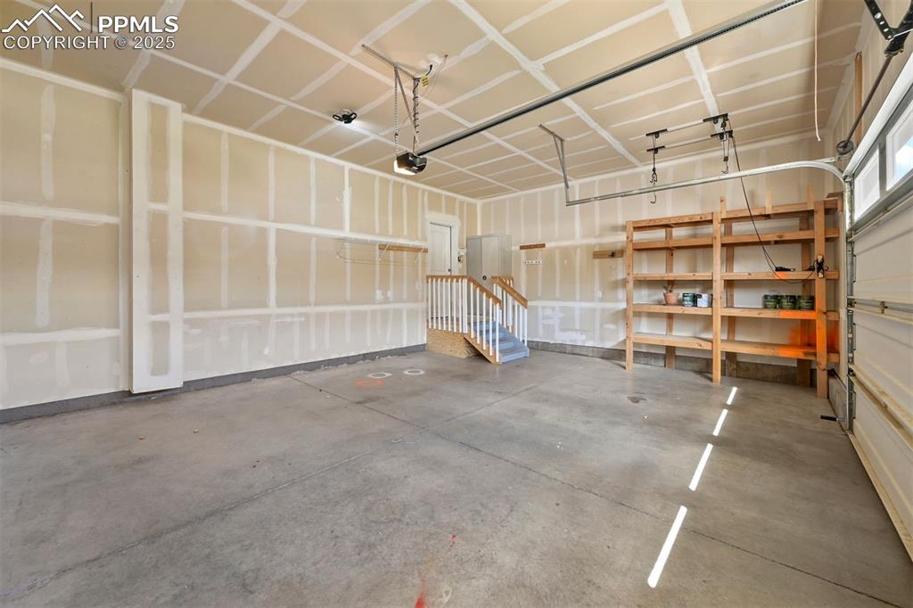 Image 35 of 45: Garage