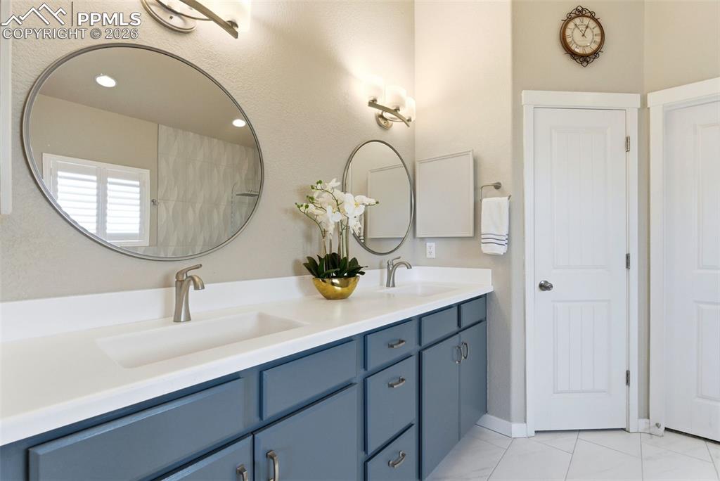 Image 16 of 48: Bathroom