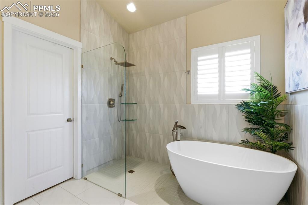 Image 17 of 48: Bathroom