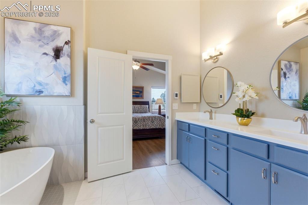 Image 19 of 48: Bathroom