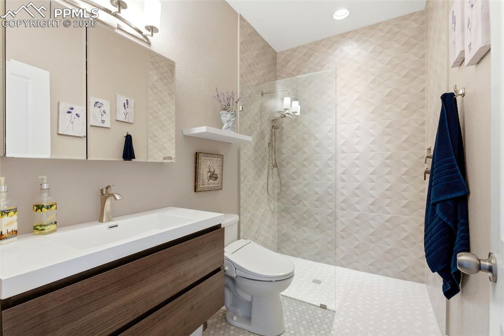 Image 24 of 48: Bathroom