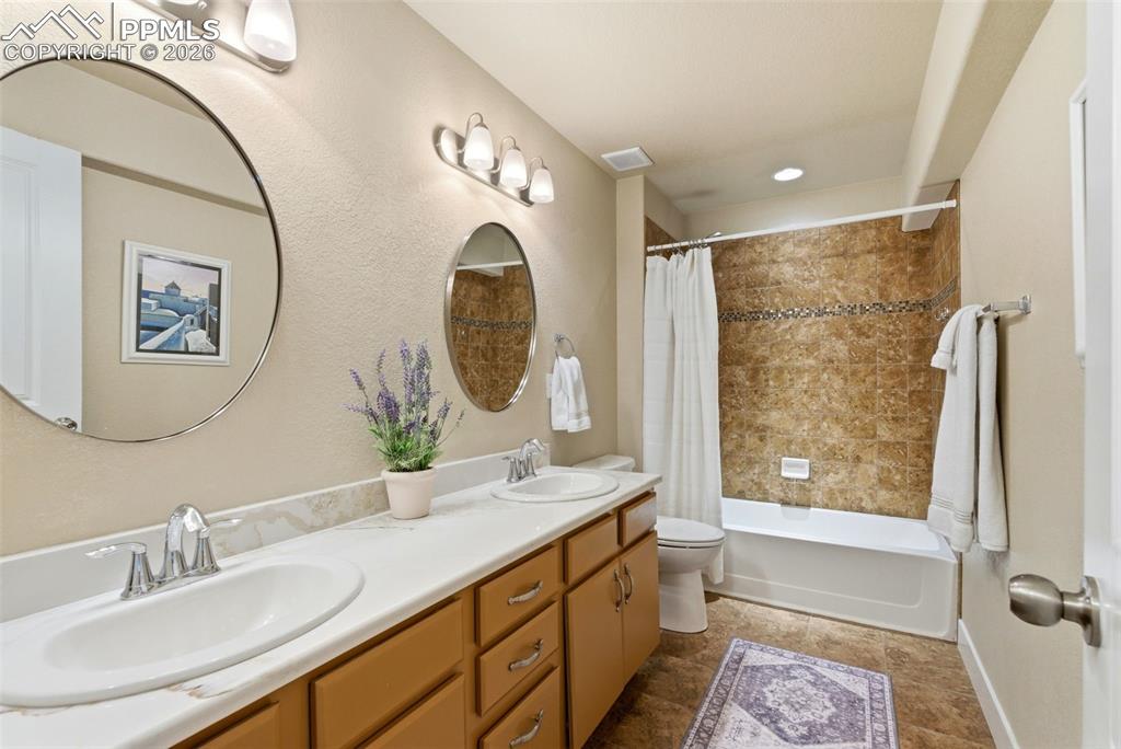 Image 34 of 48: Bathroom