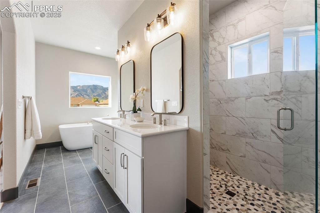 Image 21 of 45: Bathroom