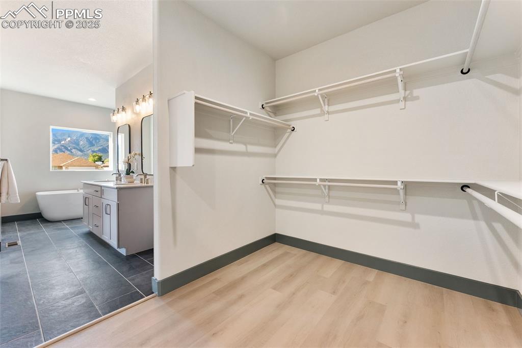 Image 22 of 45: Closet