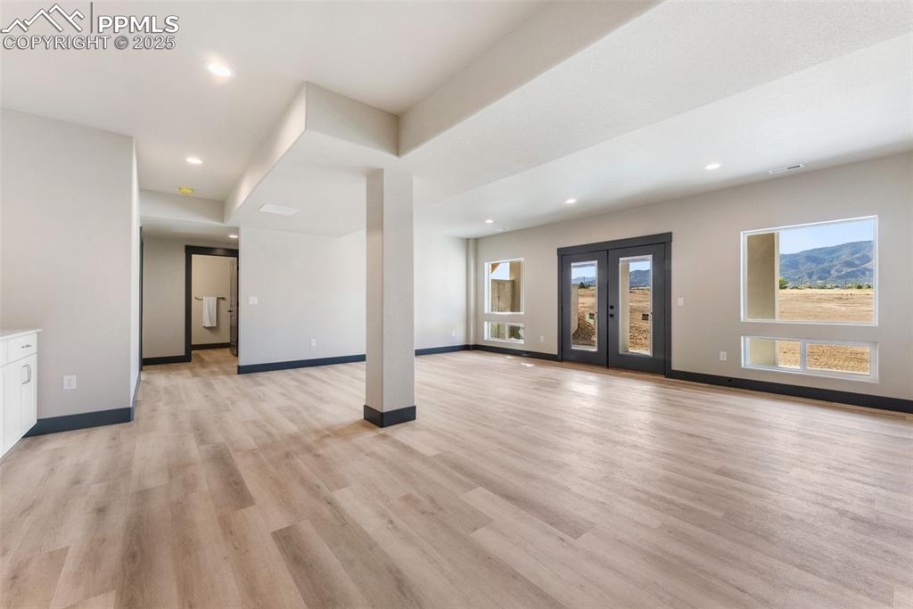 Image 26 of 45: Living Room