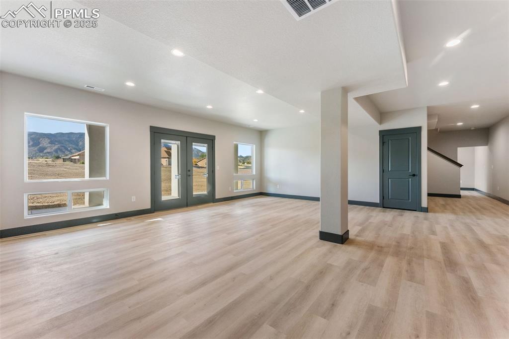 Image 28 of 45: Living Room