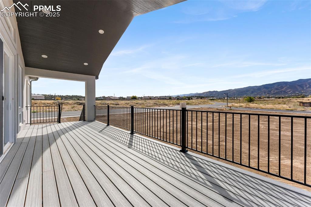 Image 34 of 45: Deck