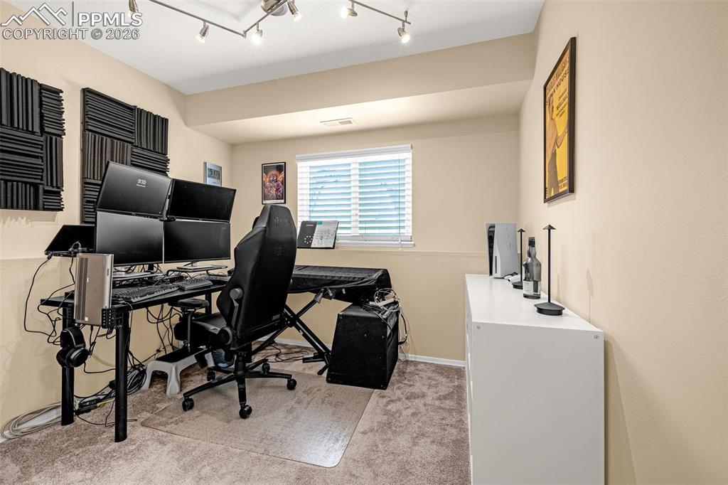 Image 14 of 23: Bedroom