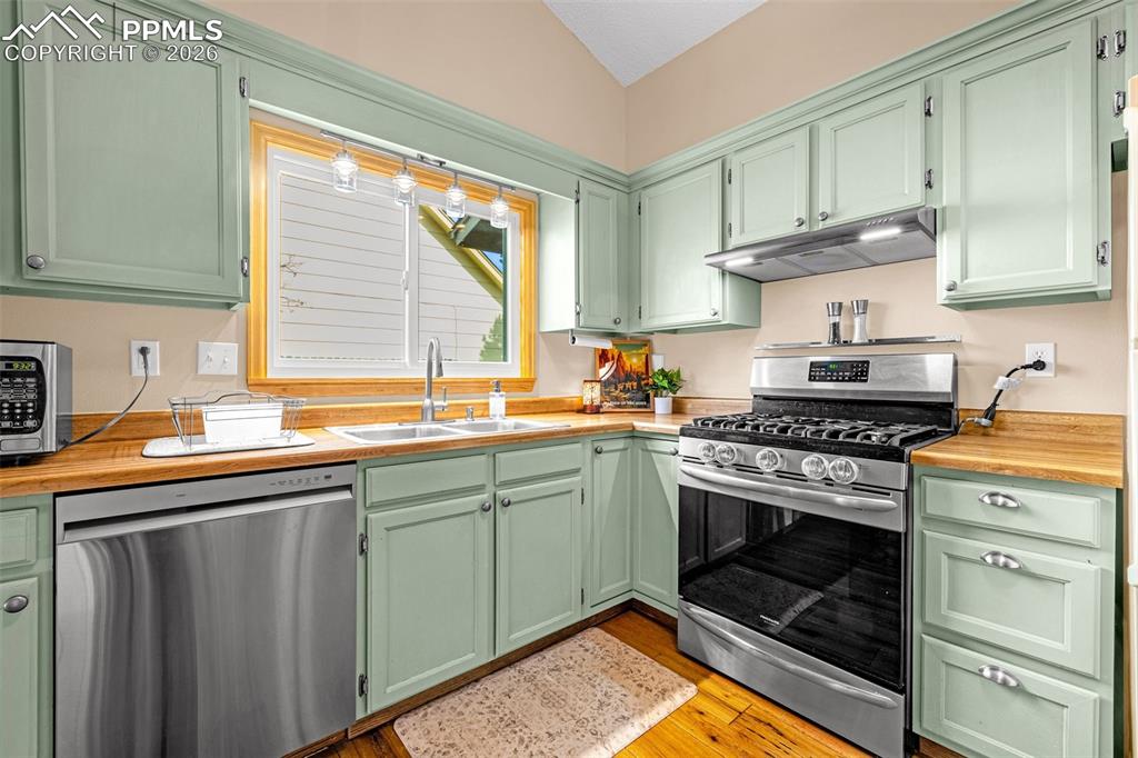 Image 2 of 23: Gas stove