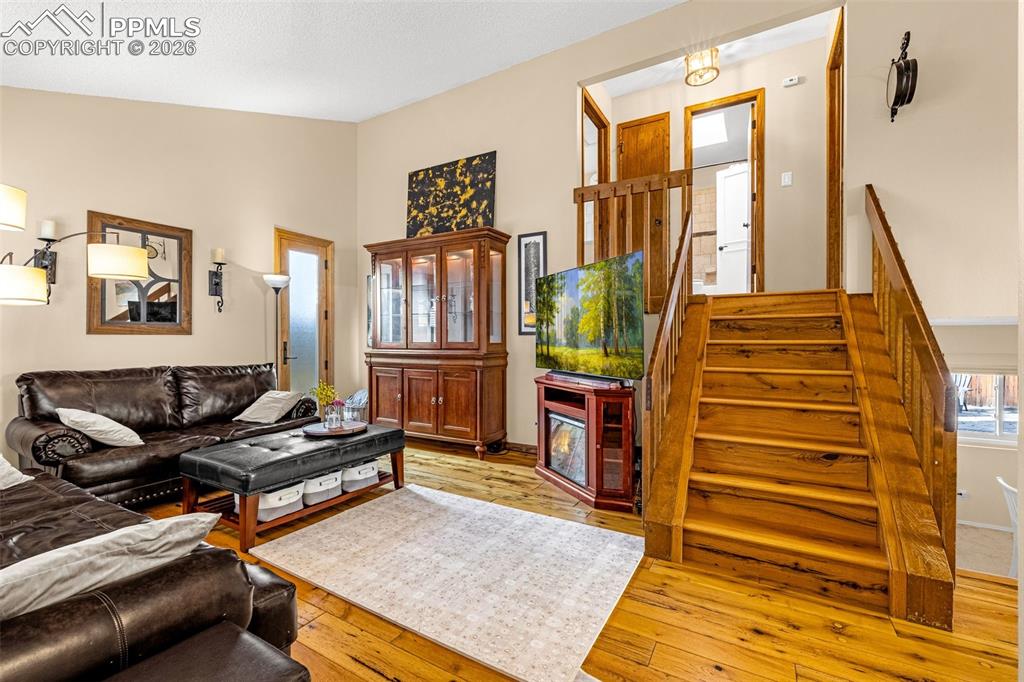 Image 4 of 23: Living Room