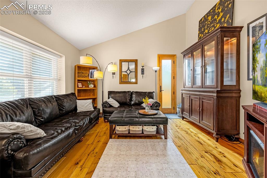 Image 5 of 23: Living Room