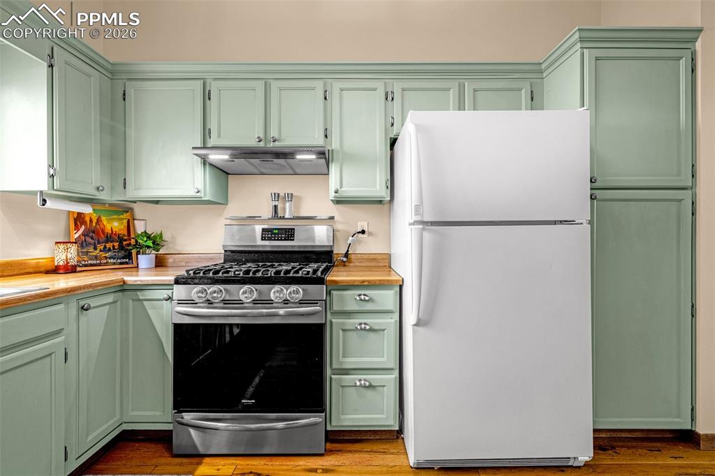 Image 8 of 23: Kitchen