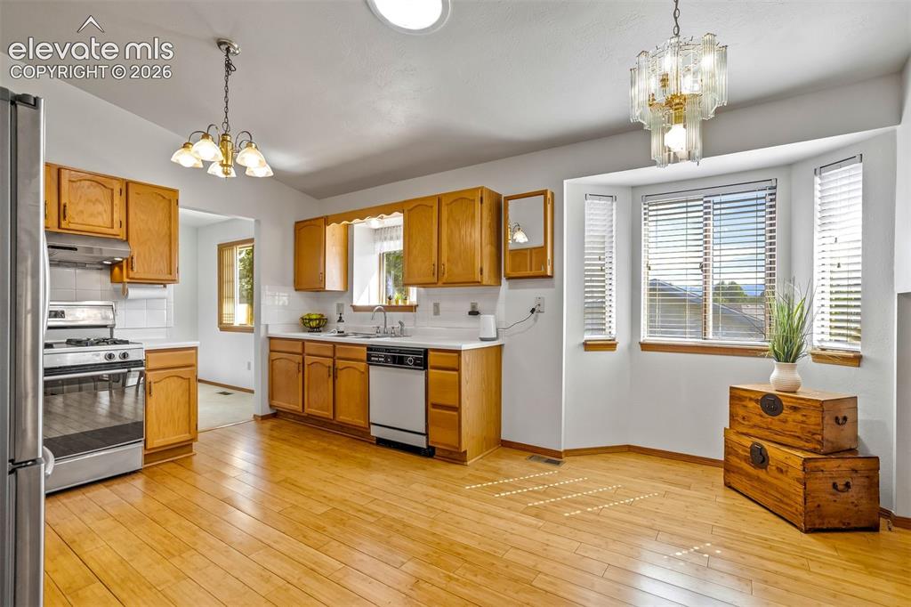 Image 14 of 50: Large kitchen with eat-in nook