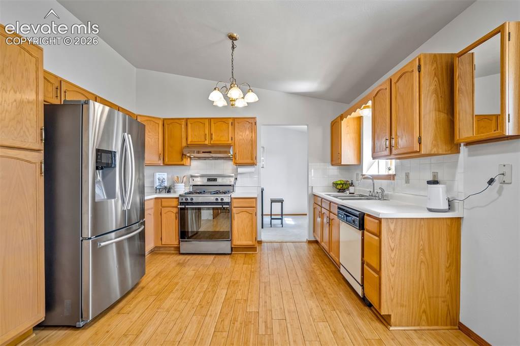 Image 15 of 50: Plenty of counter and cabinet space