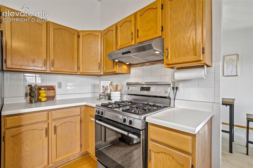 Image 17 of 50: Kitchen