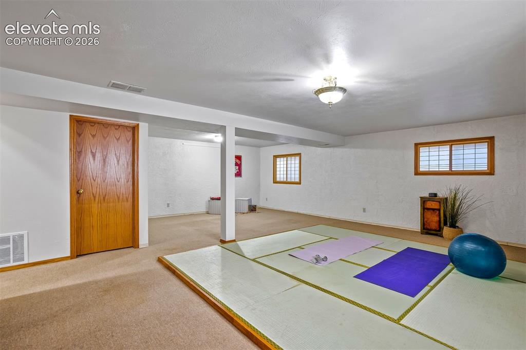 Image 41 of 50: Tatami mat and Shoji window screens
