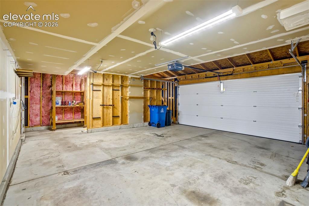 Image 42 of 50: Oversizes garage and workshop