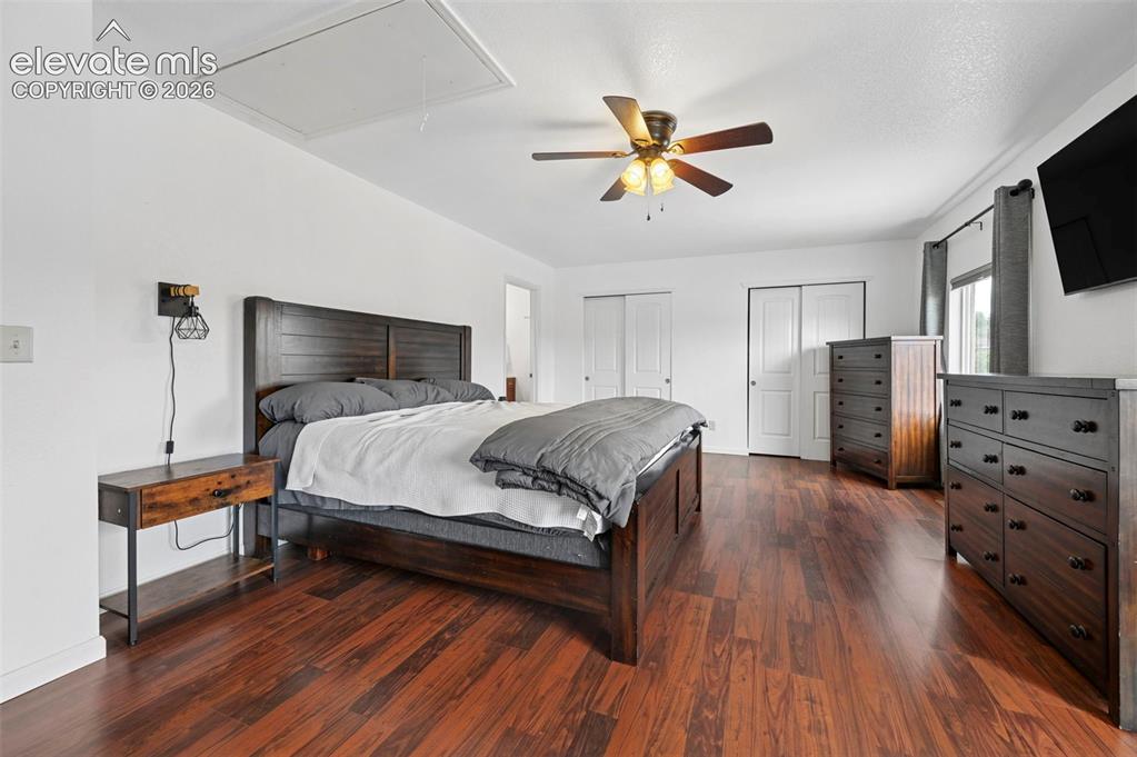 Image 15 of 33: Bedroom