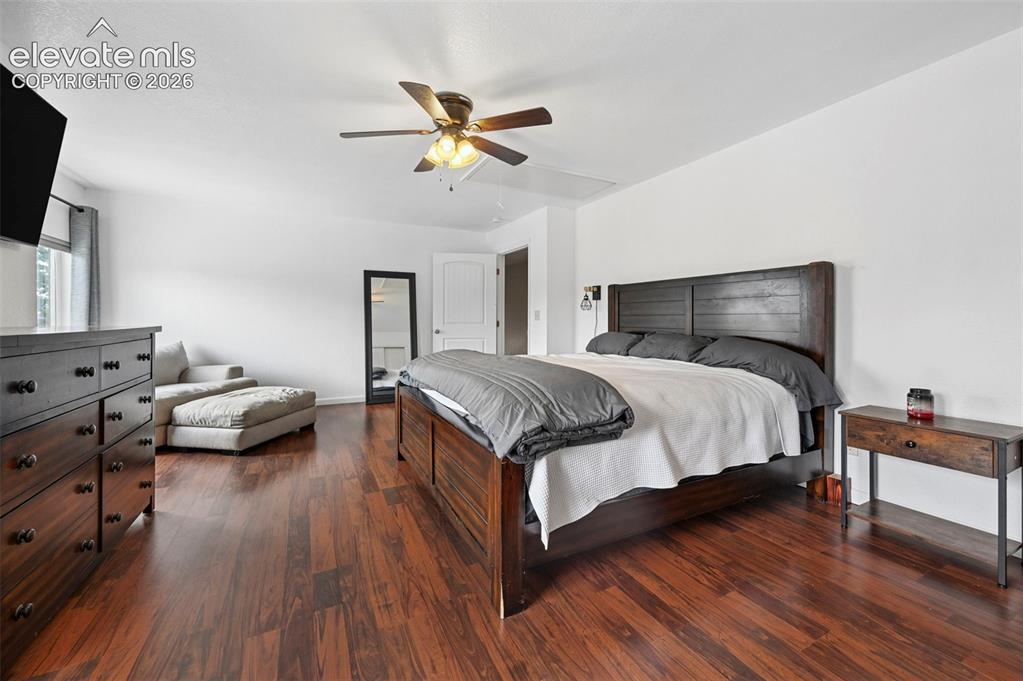 Image 16 of 33: Bedroom