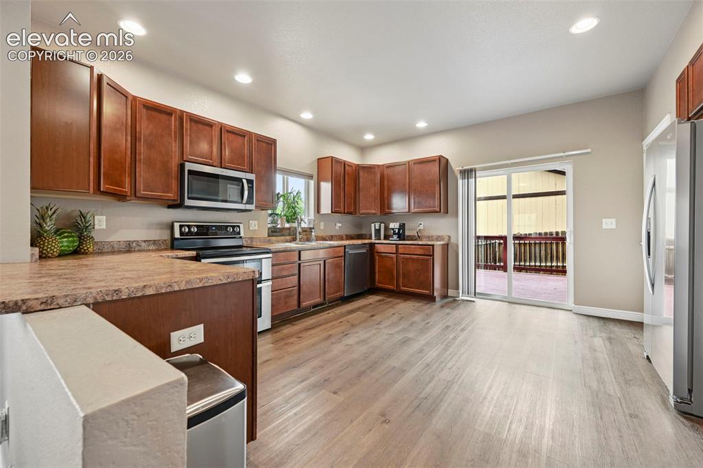 Image 9 of 33: Kitchen