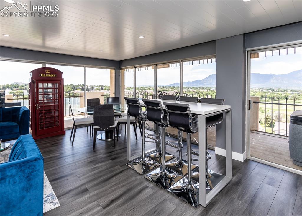 Image 11 of 32: Dining Area