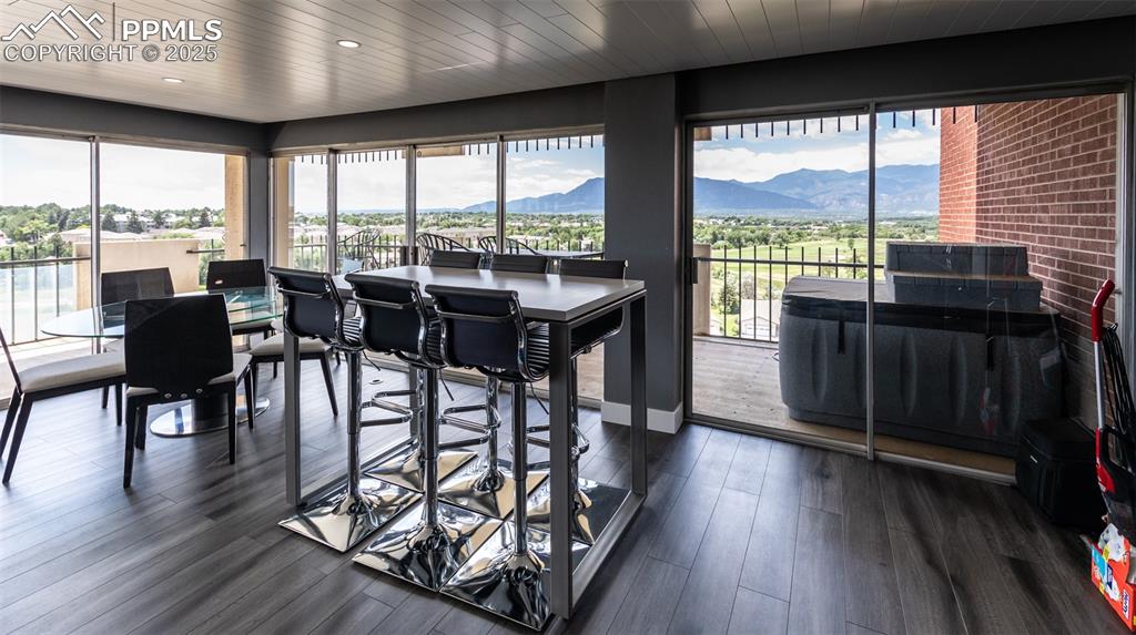 Image 12 of 32: Dining Area