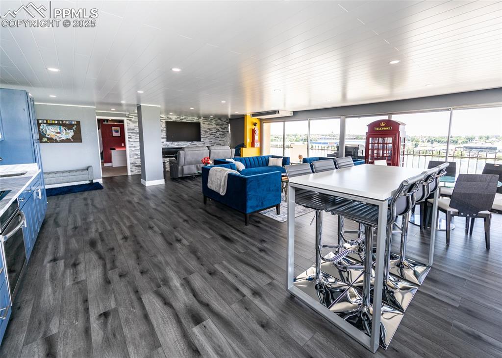 Image 13 of 32: Dining Area