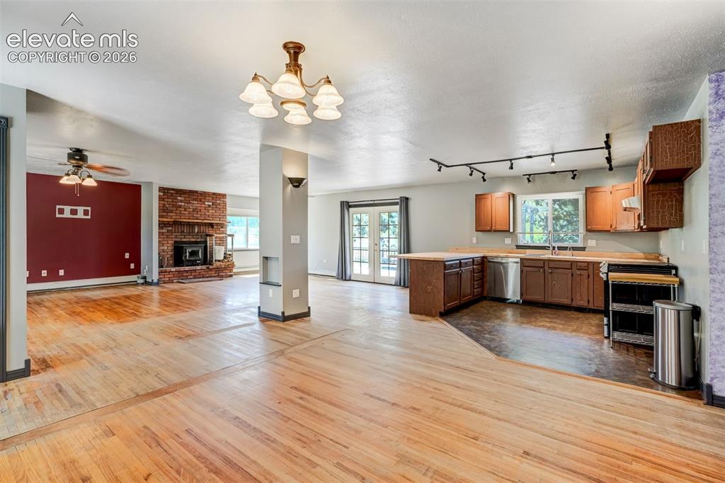 Image 14 of 44: Kitchen