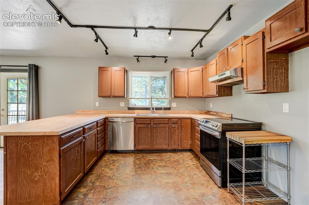 Image 15 of 44: Kitchen