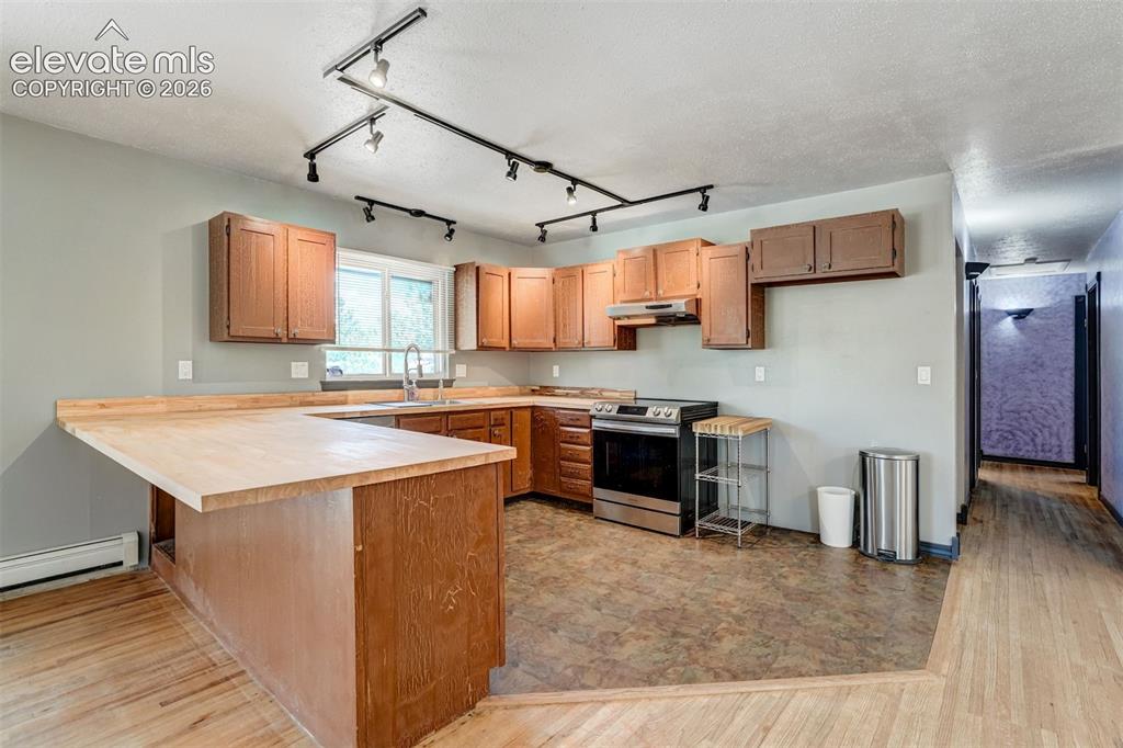 Image 16 of 44: Kitchen