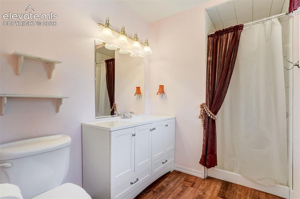 Image 19 of 44: Bathroom