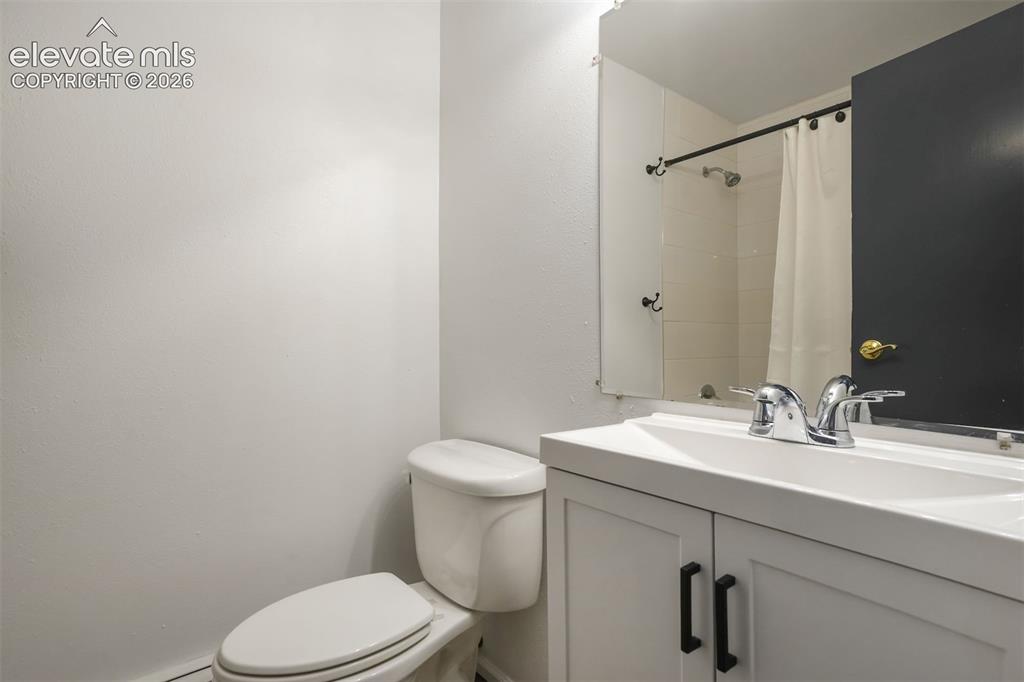 Image 24 of 44: Bathroom