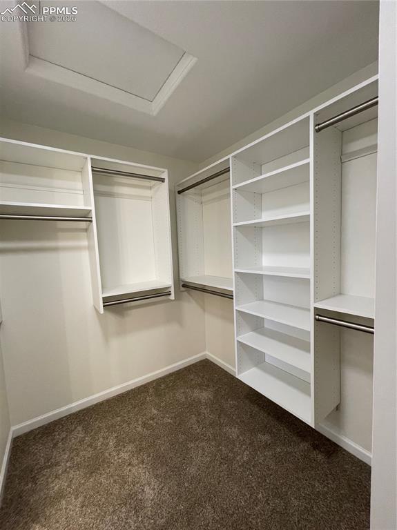 Image 23 of 31: Closet