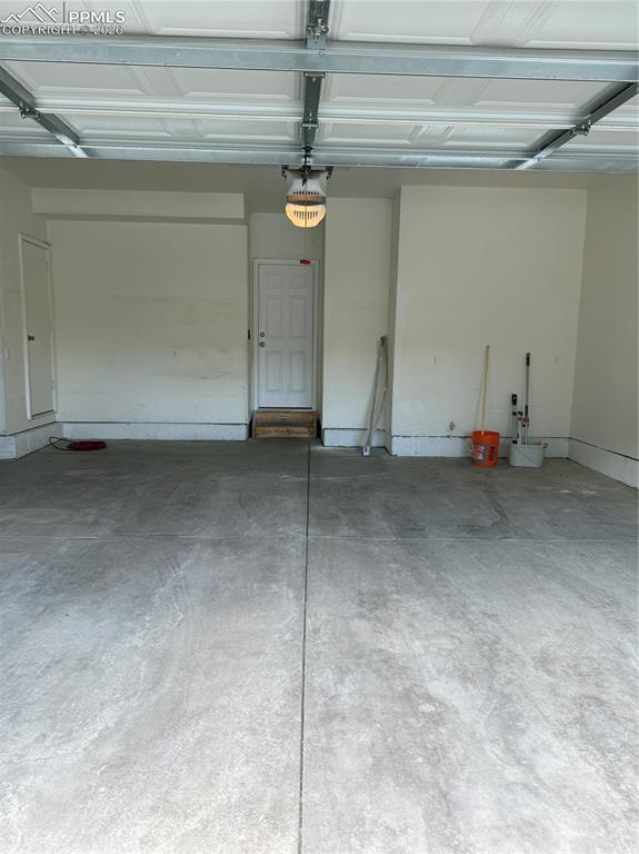 Image 29 of 31: Garage