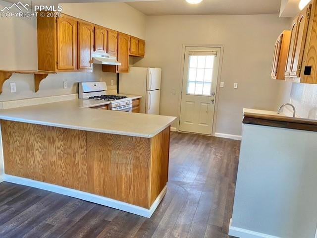 Image 6 of 16: Kitchen