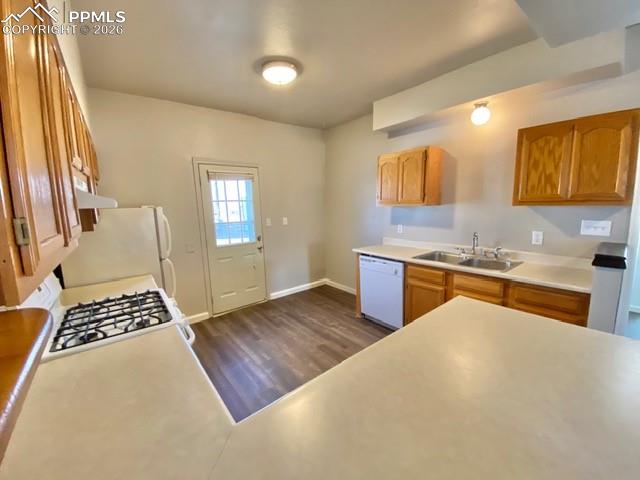 Image 7 of 16: Kitchen