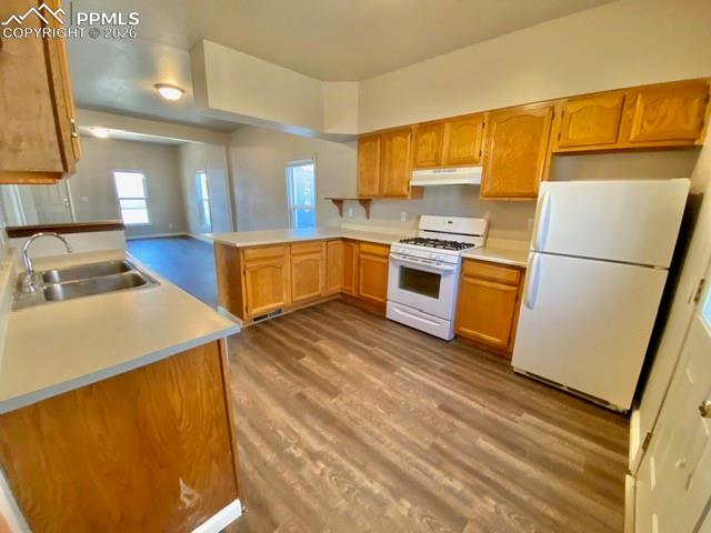 Image 9 of 16: Kitchen