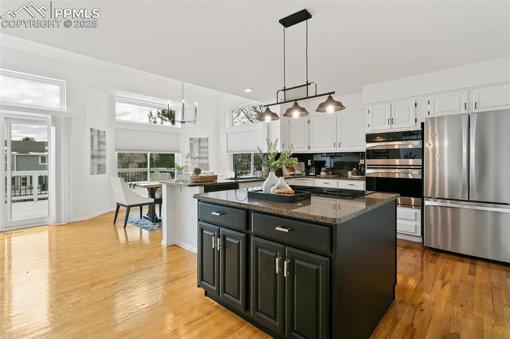 Image 10 of 47: Kitchen
