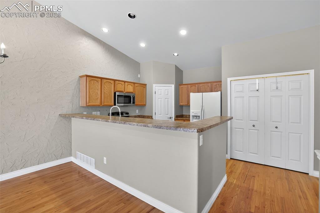 Image 11 of 32: Kitchen